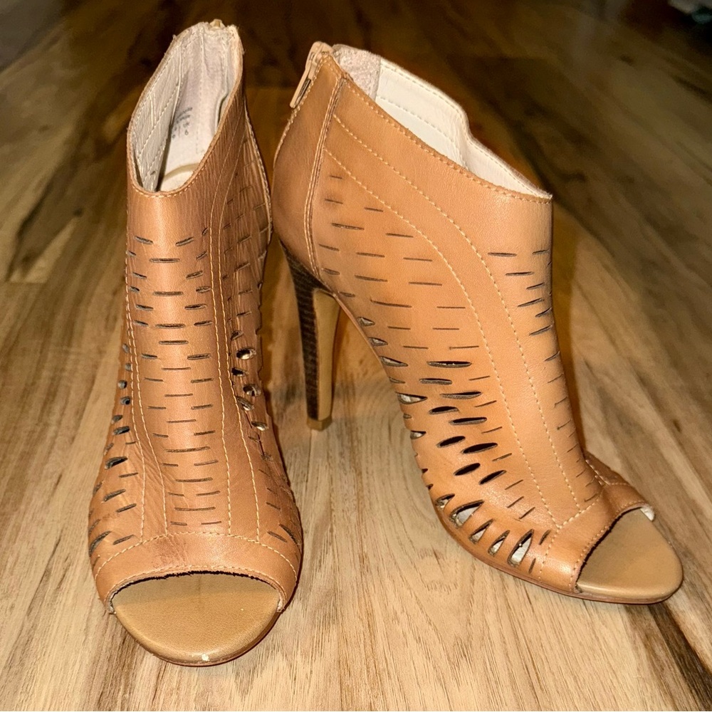 EUC 𝐀𝐋𝐃𝐎 genuine leather zip back heels